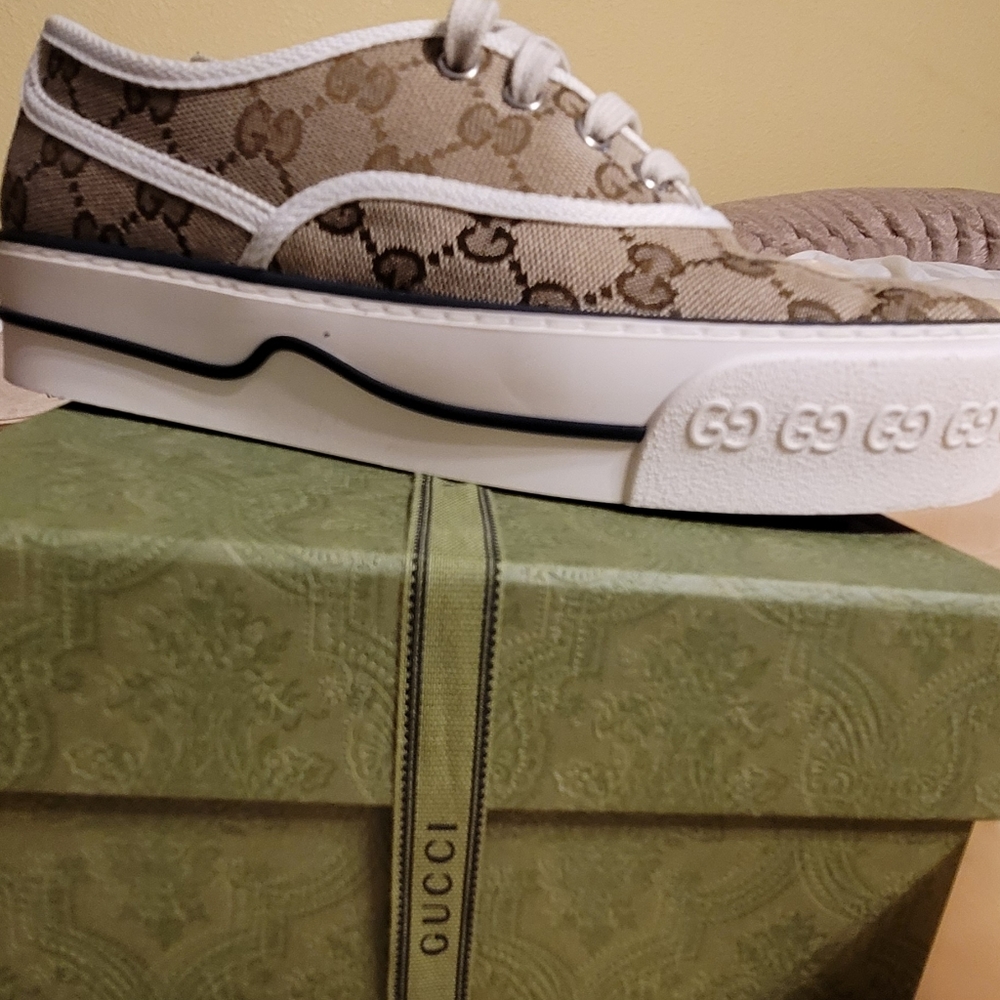 NEW! ❤️ GUCCI TENNIS SHOES IN Original Box! - Picture 3 of 4